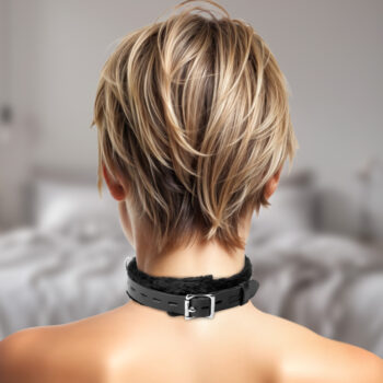 Strict Leather Narrow Fur Lined Locking Collar - Image 4